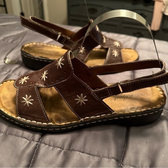 Natural Soul Leather Sandals with Velcro Strap Adjustment. Embroidered. Sz 8.5 - Picture 5 of 11